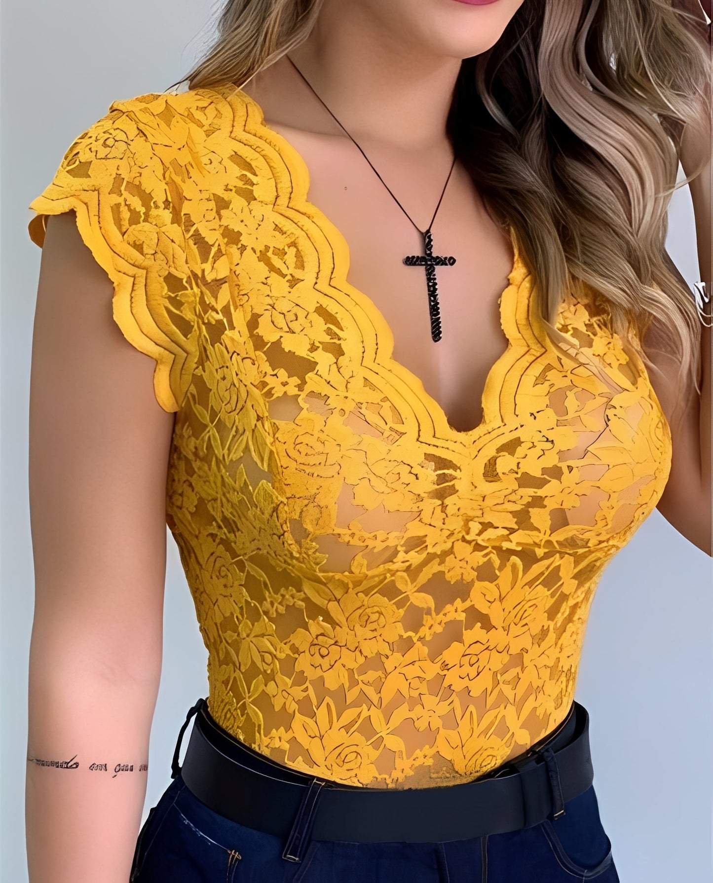 Eloise – Elegant Sleeveless Lace Top